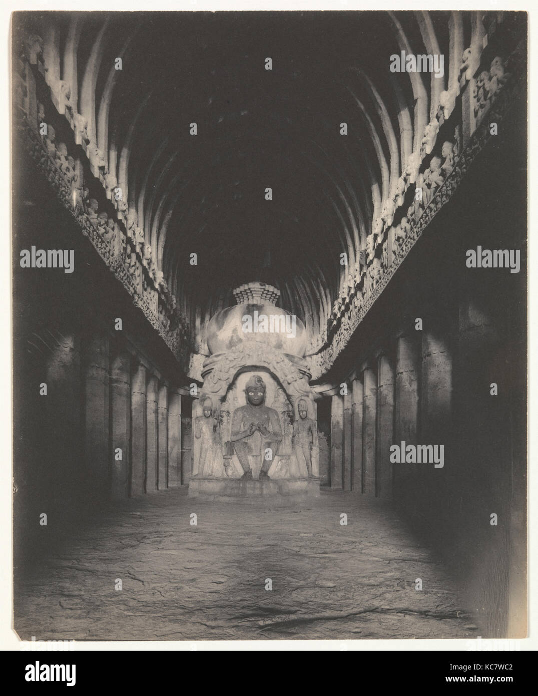 Jhopda ka Sutar Cave intérieur, les grottes d'Ellora, Alfred William Plâté, 1890-1900 Banque D'Images