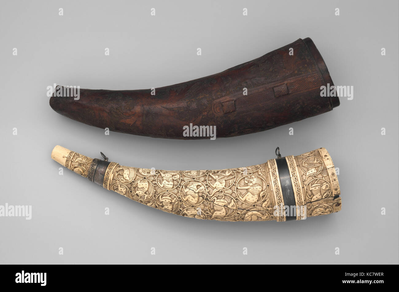 Horn (Oliphant) avec cas, horn, 11e-12e siècle ; l'affaire, 16e siècle Banque D'Images