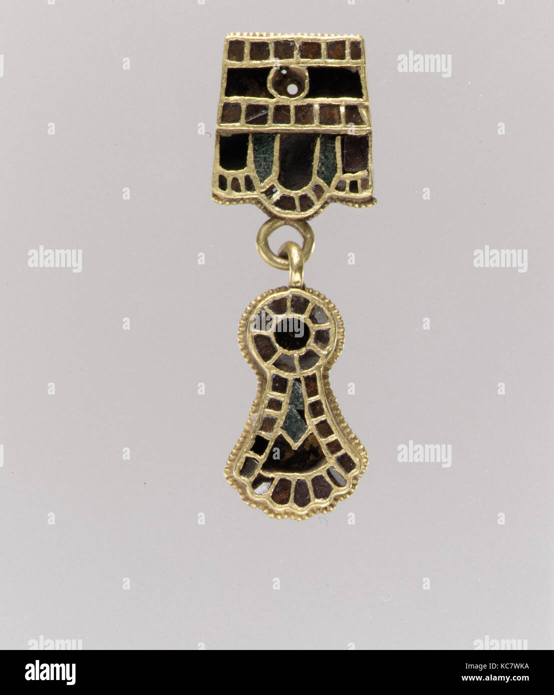 Pendentif collier, fin 5ème-début 6ème siècle, l'or, l'ostrogoth - feuille ; les cellules - les grenats à motifs (aluminium), le verre (vert) ; fil métallique Banque D'Images