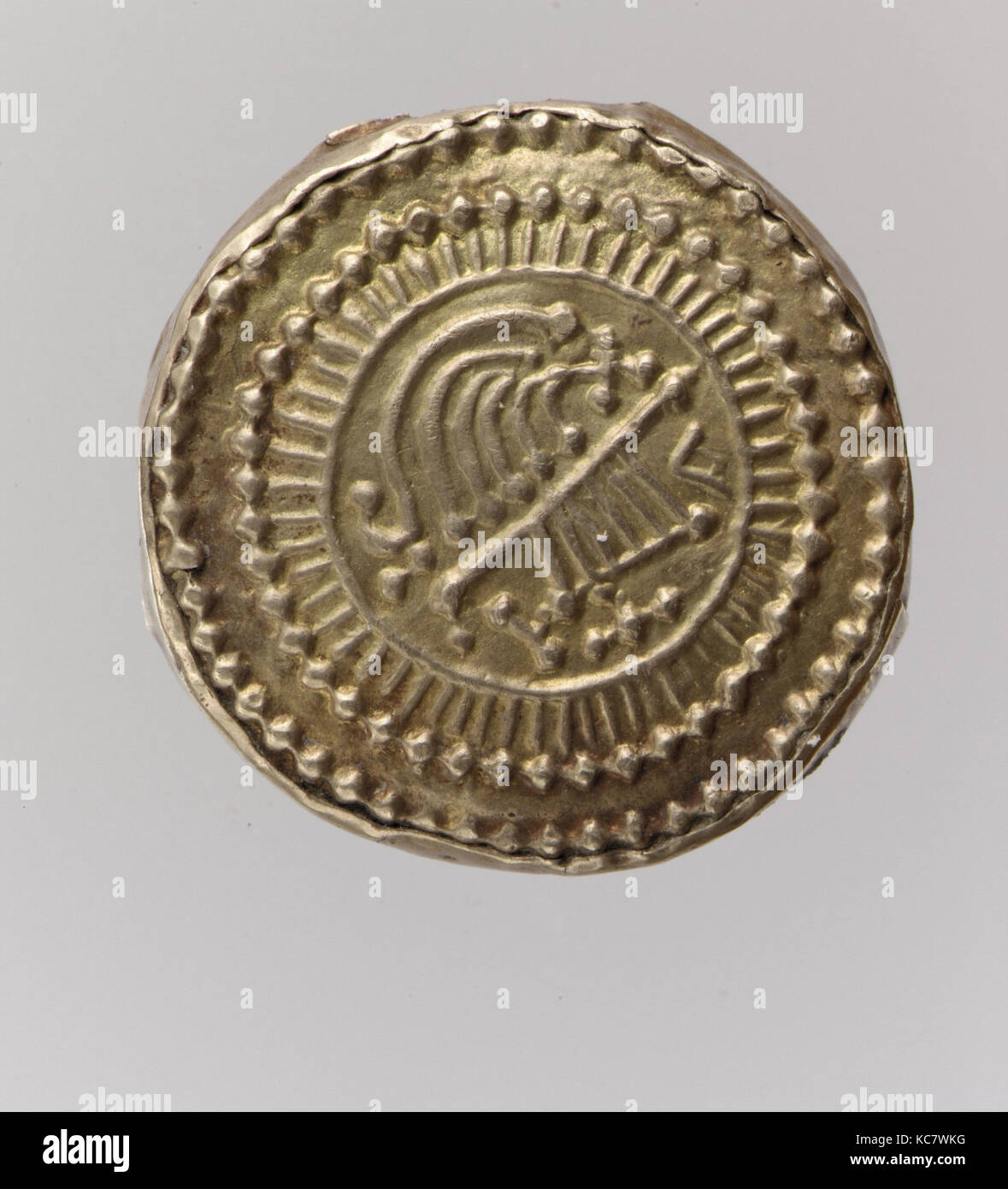 Disque d'or Bastet, 7e siècle, Frankish, or, alliage de cuivre, de base Total : 1 1/16 x 5/16 in. (2,7 x 0,8 cm), Metalwork-Copper Banque D'Images
