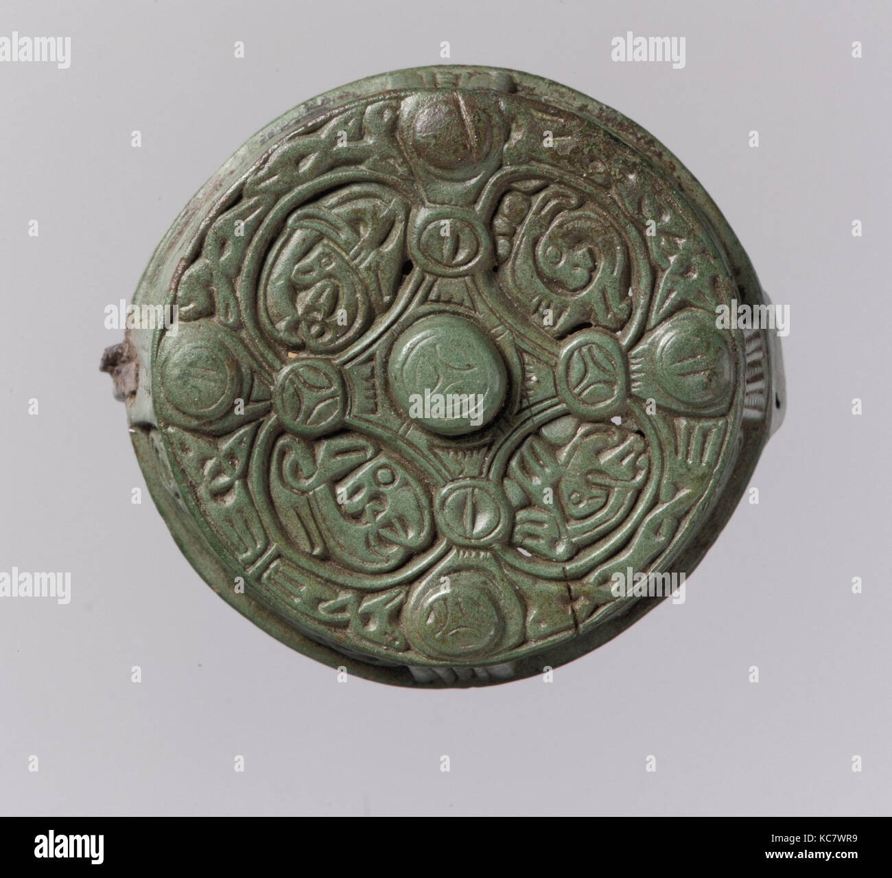 Boîte ronde Bastet, 700-900, fait à Gotland, Suède, Viking, alliage de cuivre, fonte, traces d'une broche de fer, Total : 2 1/16 x 7/8 x 1 Banque D'Images