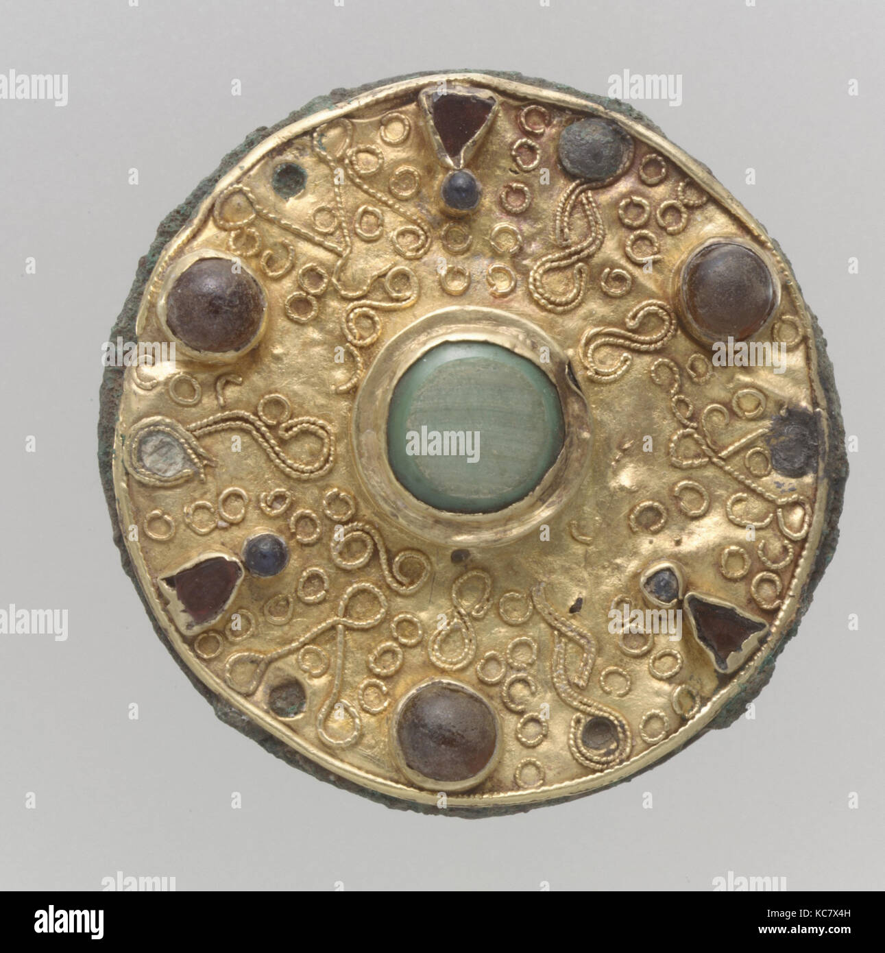 Broche de disque, 7e siècle, Frankish, alliage de cuivre, de poudre d'or,  le fer, le verre pin & verre coller coller cabochons, Total : 15 Photo  Stock - Alamy