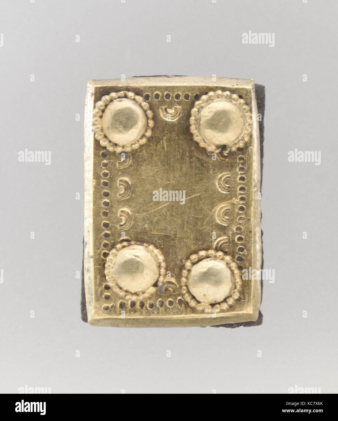 Plaque arrière de l'or, ca. 600, Langobardic, or et argent, Total : 3/4 x 9/16 x 3/16 in. (1,9 x 1,4 x 0,5 cm), Metalwork-Gold Banque D'Images