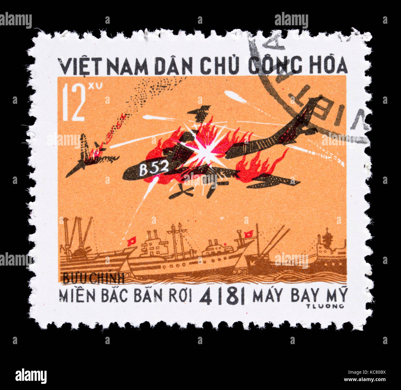 Timbre-poste du Vietnam représentant un United States B52 bomber être frappé d'une attaque d'avion. Banque D'Images