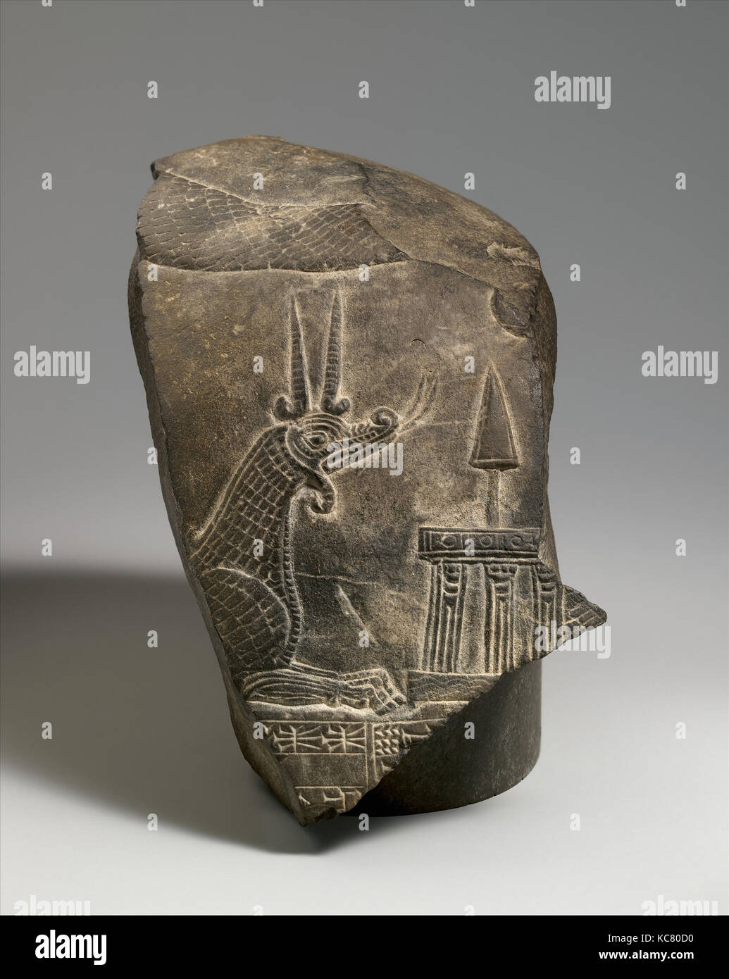 Fragment d'un kudurru haut avec un dragon mushhushshu et divine de symboles, ca. 1156-1025 av. Banque D'Images