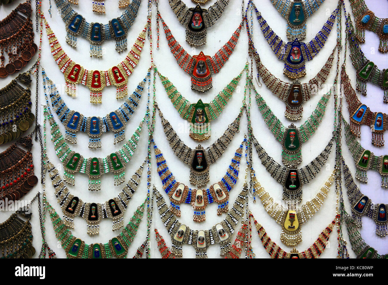 Des bijoux dans un magasin de souvenirs à esna, Haute Egypte, l'Afrique Banque D'Images