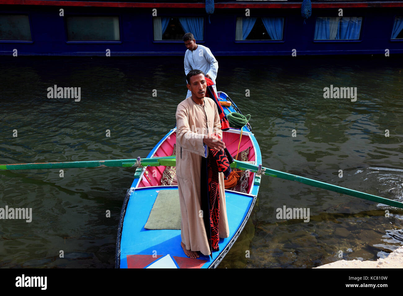 Les vendeurs de souvenirs avec une barque sur le Nil, Haute Egypte, Banque D'Images