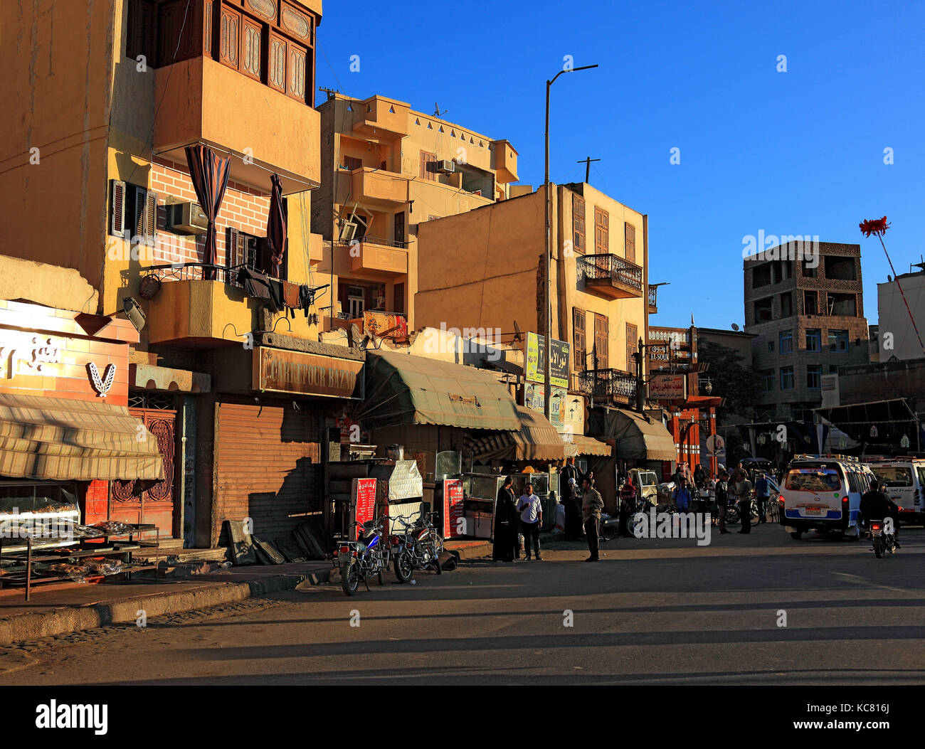 Scènederue au centre-ville de Louxor, l'Afrique, la haute Égypte Banque D'Images