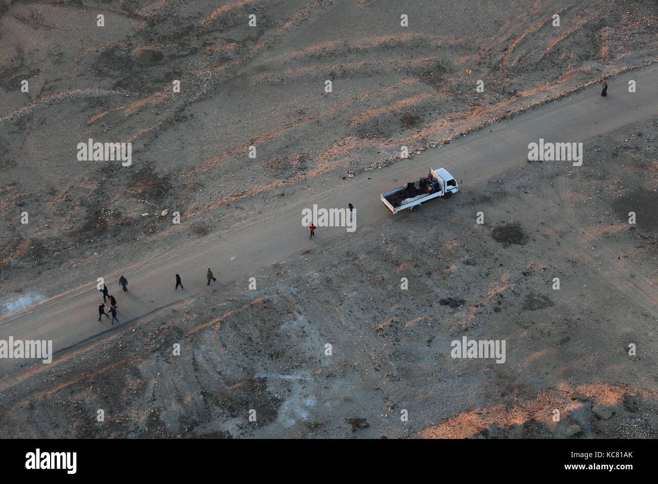 Donnant sur le site d'atterrissage pour le ballon, d'assistants et d'autobus en attente, l'Afrique, la haute Égypte Banque D'Images