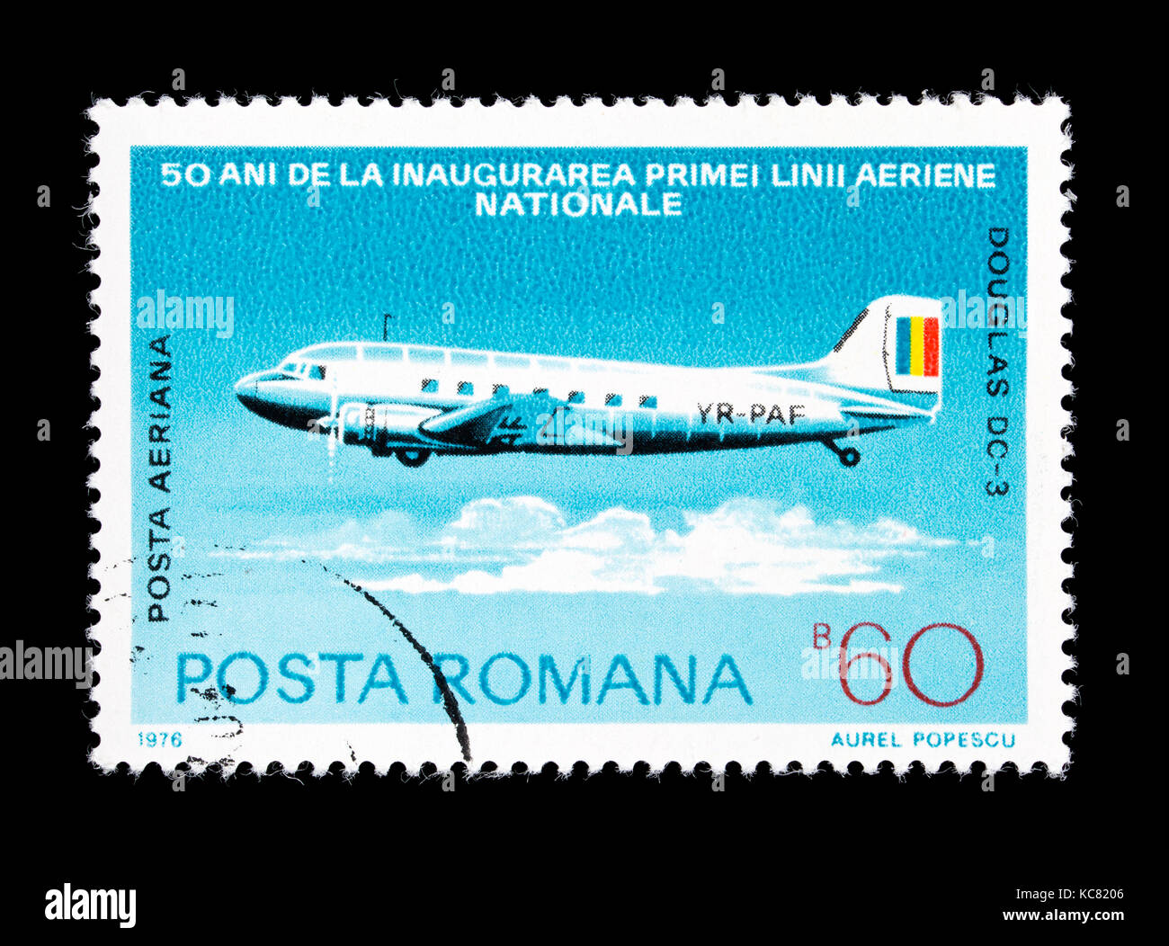 Timbre-poste de Roumanie représentant un avion Douglas DC-3, 50-ième anniversaire de la Romanian National Airlines. Banque D'Images