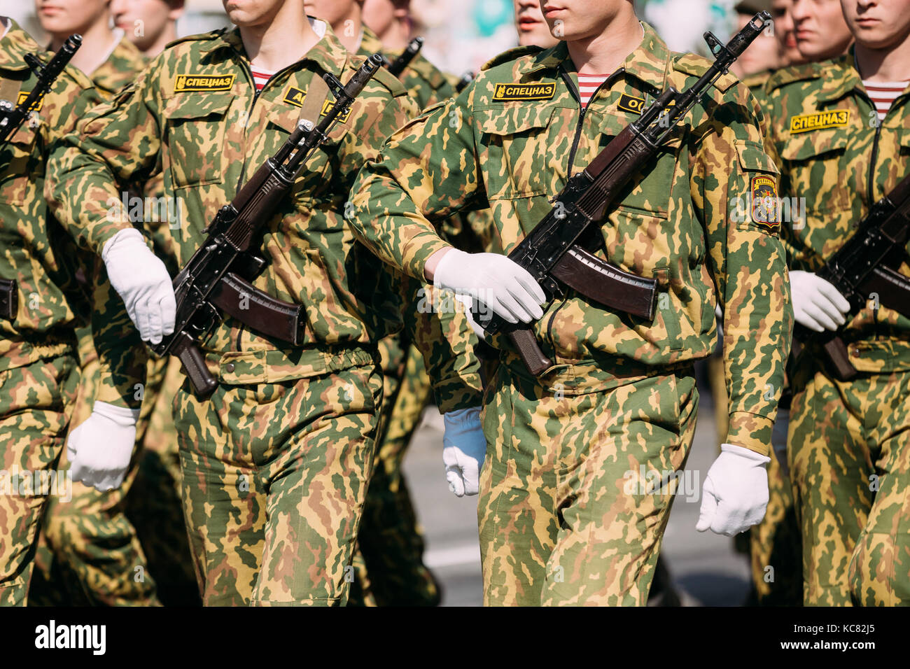 Célébration jour de la victoire 9 mai, Gomel Homiel Biélorussie. Special Purpose Forces ou Spetsnaz, vue rapprochée des mains des hommes dans des gants blancs avec les armes à feu. Banque D'Images