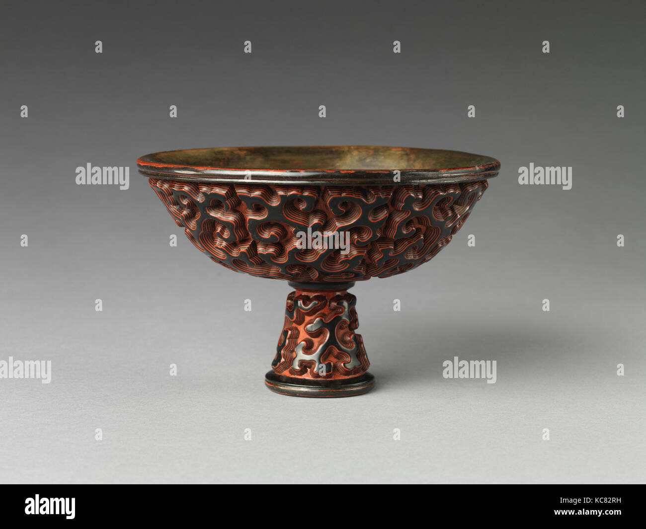 Coupe de la tige, dynastie Yuan (1271-1368), 1271-1368, Chine, laque noire et rouge avec motif sculpté cloud, H. 4 × Diam. 6 in. (10.2 Banque D'Images