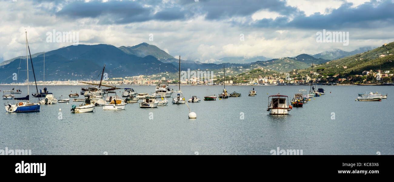 Bateaux amarrés et côte du golfe de Tigullio, tourné à la fin de l'été ensoleillé lumineux lumière au port de méditerranée village touristique de Sestri Levante, g Banque D'Images