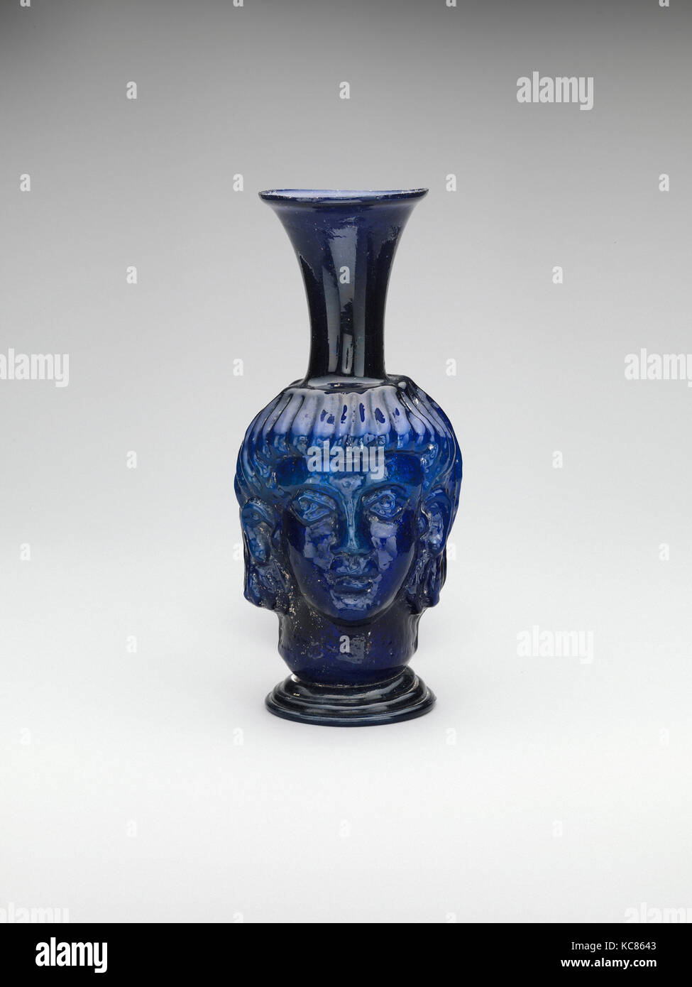 Tête de verre ballon, la fin de l'Impériale, 4e siècle après J.-C., Roman, probablement République, verre, soufflé dans un moule ; bleu, hauteur : 7 1/4 in. (18.4 cm Banque D'Images