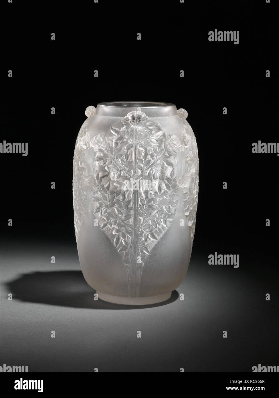 Vase, 1929, verre, 7 1/8 x 4 1/2 x 4 1/2 in. (18,1 × 11,4 × 11,4 cm), verre, cette pièce a été faite à l'aide de la cire-perdue Banque D'Images