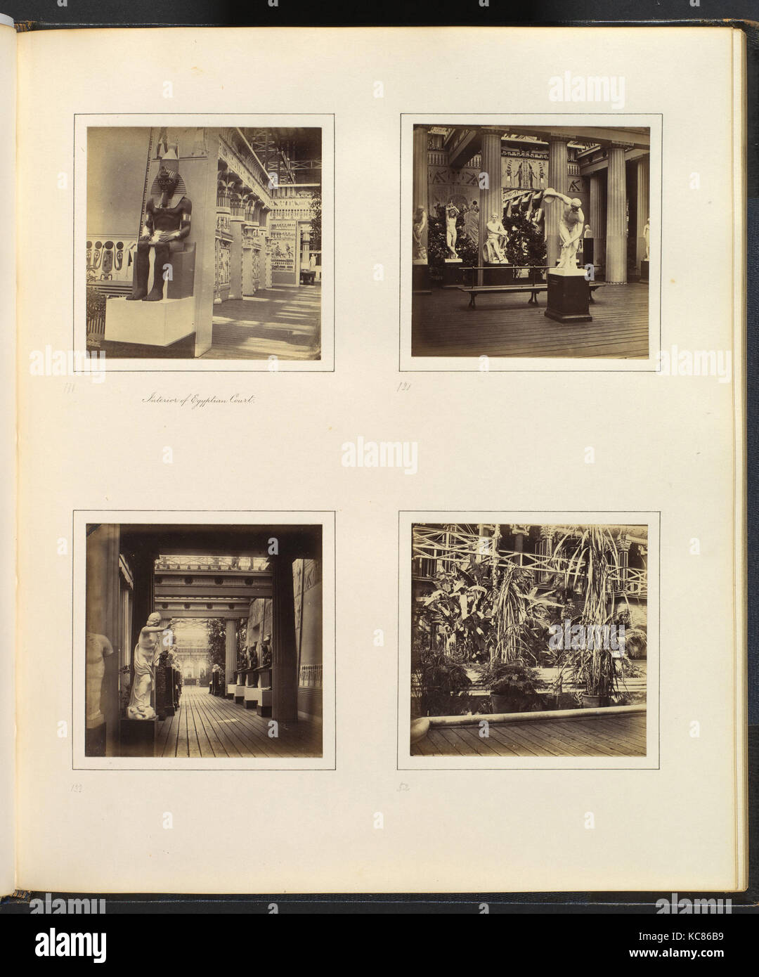 Intérieur de cour ; la sculpture classique égyptien avec Galerie Discus-Thrower ; vue sur la Cour à partir de la Sculpture Classique égyptien Banque D'Images