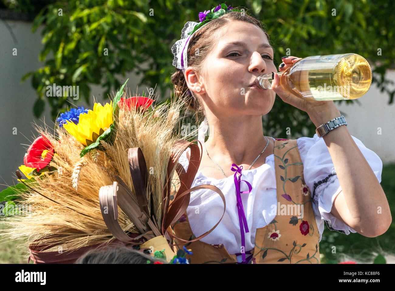 Femme tchèque boire du vin à la bouteille, la fête de la bonne récolte, Jevisovice, Harvest festival République tchèque Banque D'Images