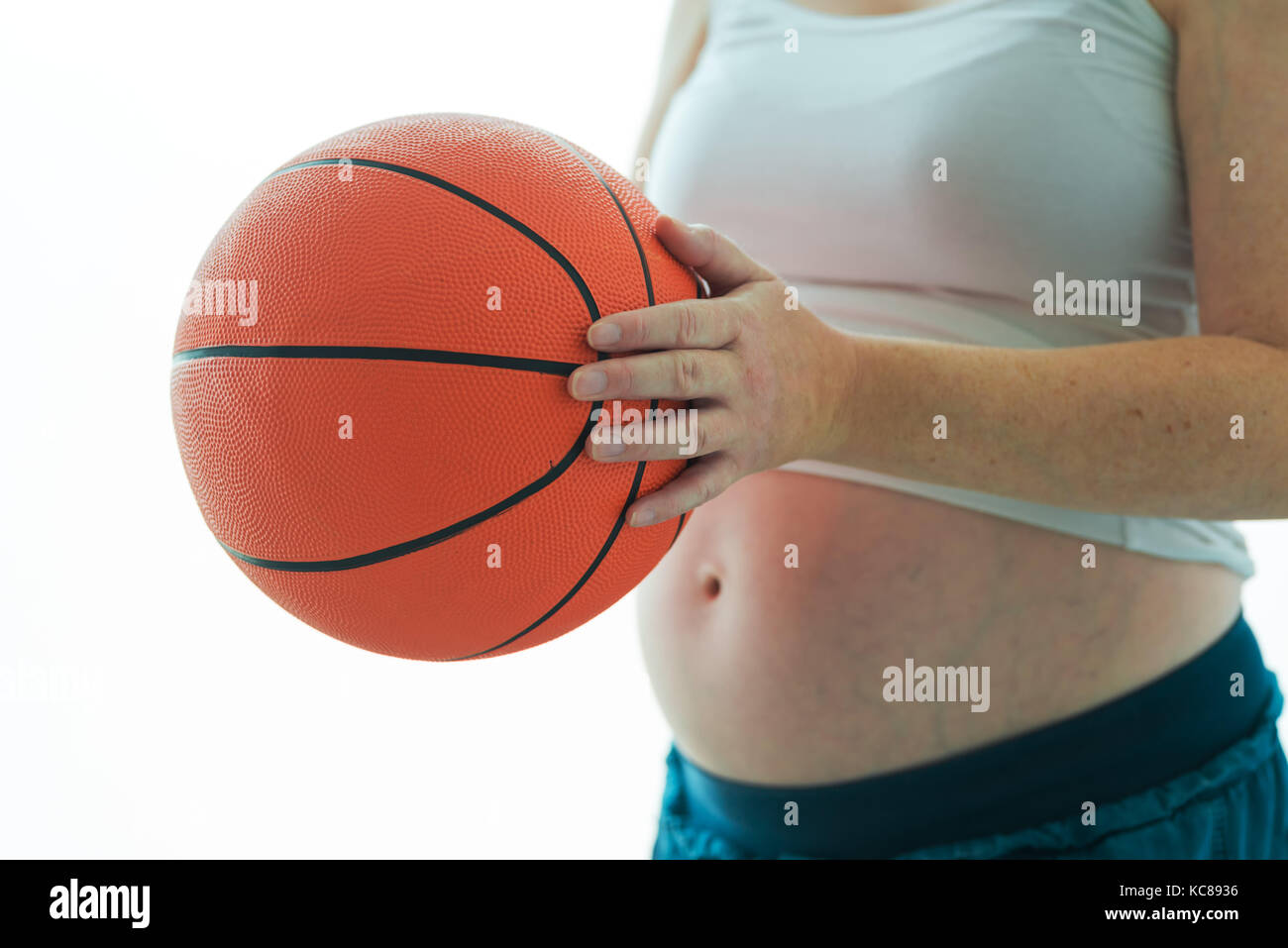 Femme enceinte avec le basket isolé sur fond blanc Banque D'Images