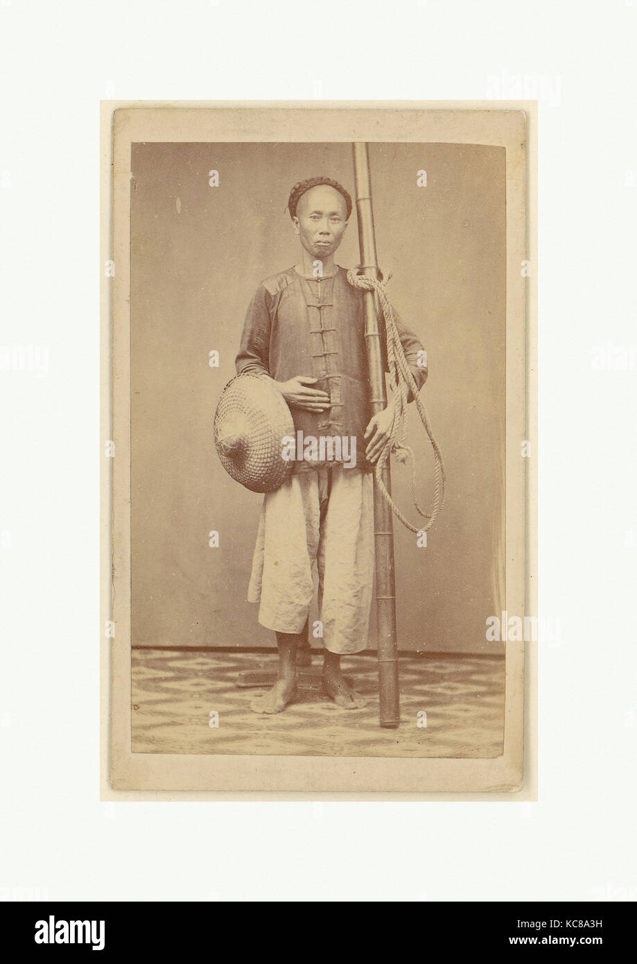Homme avec Bamboo Pole, années 1870, à l'albumine argentique, Photos, Inconnu Banque D'Images