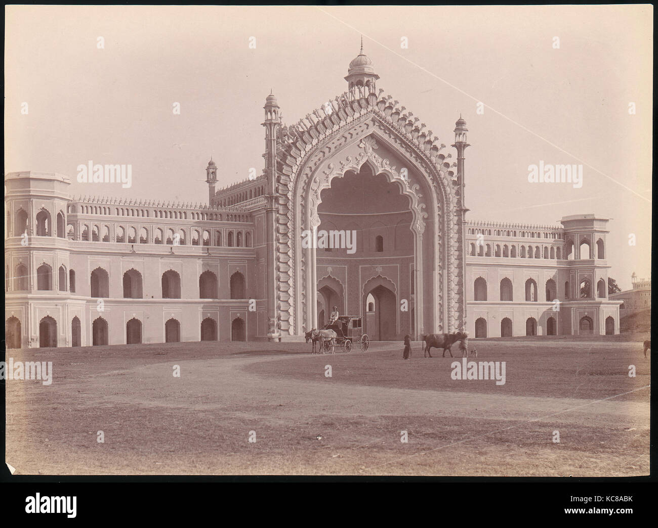 Rumi Darwaza, Lucknow, Inde, années 1860-1970, à l'albumine argentique de négatif sur verre, 19,9 x 27,2 cm (7 13/16 x 10 11/16 po Banque D'Images