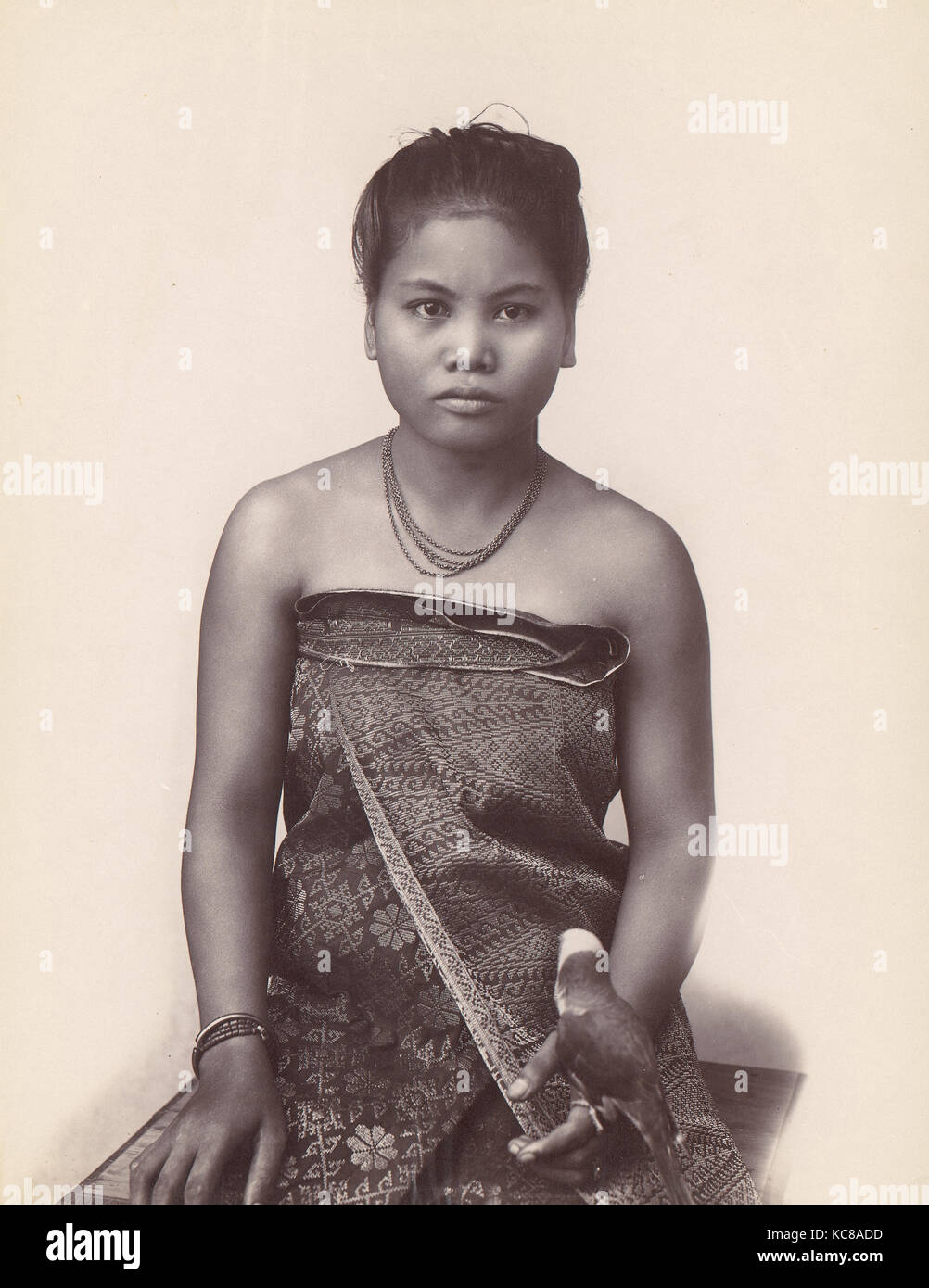 Femme malais sur Java, années 1860-1970, à l'albumine argentique de négatif sur verre, 27,5 x 21,2 cm (10 13/16 x 8 3/6 in.), Photographies Banque D'Images