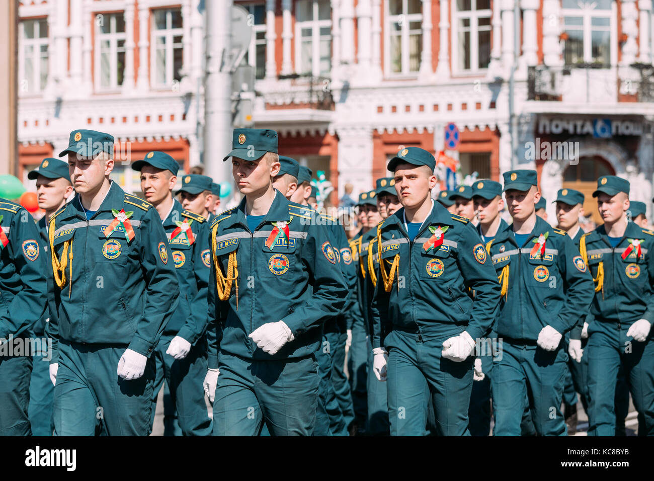 Célébration jour de la victoire 9 mai Homiel Biélorussie. Personnel du Gomel Engineering Institute of Ministry situations d'urgence, Emercom en formation de marche Banque D'Images