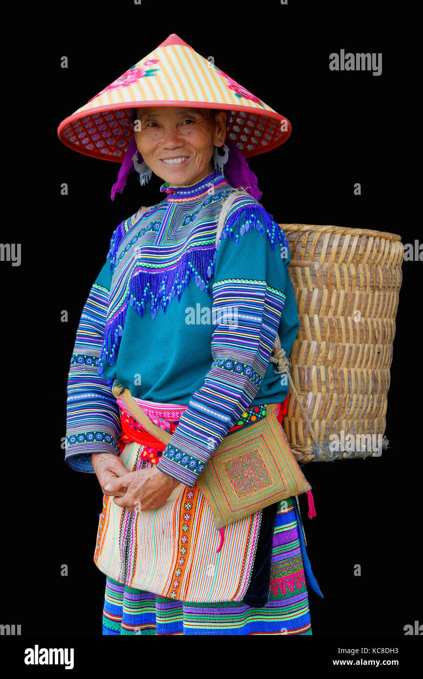 SIN CHENG, VIETNAM, 26 octobre 2016 : femme avec chapeau et panier. Les femmes des montagnes du nord du Vietnam portent leurs meilleurs vêtements traditionnels lorsqu'elles vont à t Banque D'Images