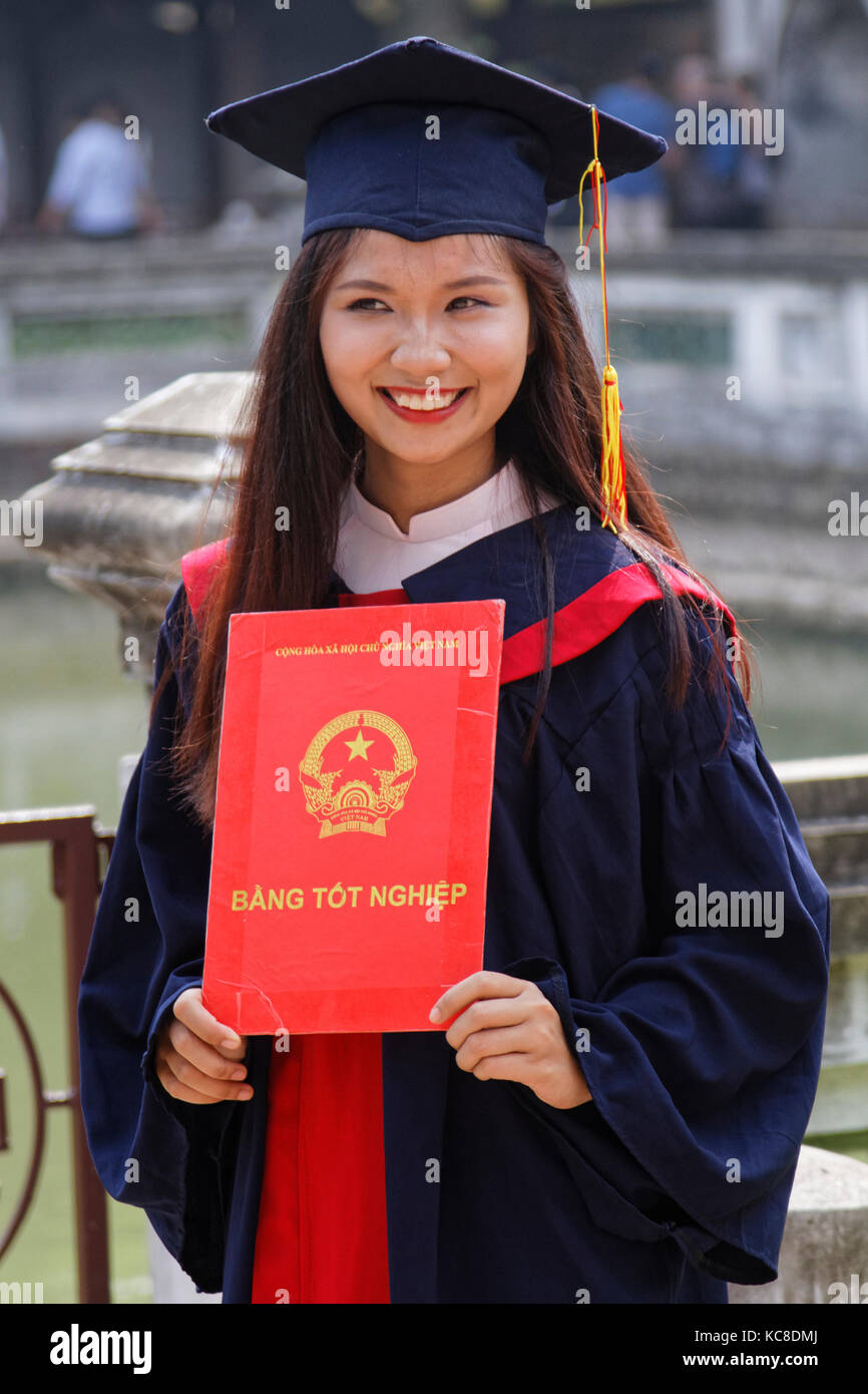 HANOÏ, VIETNAM, 23 octobre 2016 : des étudiants vietnamiens avaient des photographies dans le temple de la Littérature, dédié à Confucius. Le temple accueille Banque D'Images