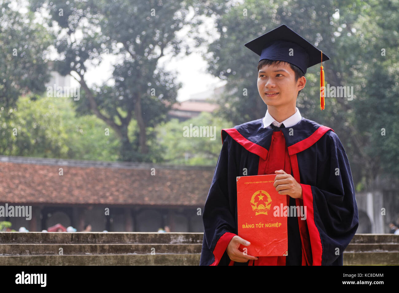 HANOÏ, VIETNAM, 23 octobre 2016 : des étudiants vietnamiens avaient des photographies dans le temple de la Littérature, dédié à Confucius. Le temple accueille Banque D'Images