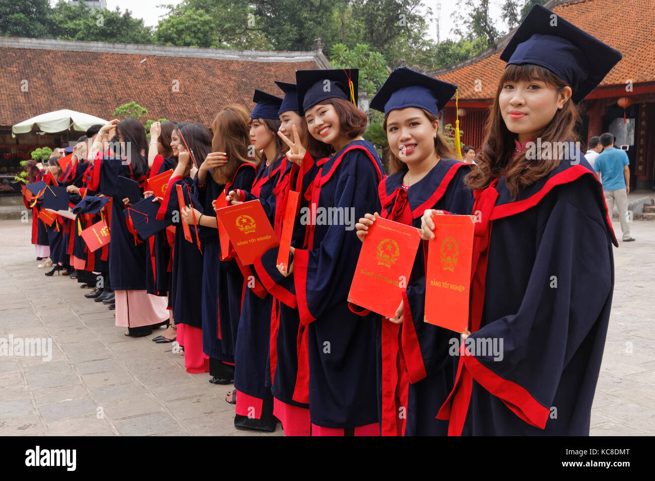 HANOÏ, VIETNAM, 23 octobre 2016 : des étudiants vietnamiens avaient des photographies dans le temple de la Littérature, dédié à Confucius. Le temple accueille Banque D'Images