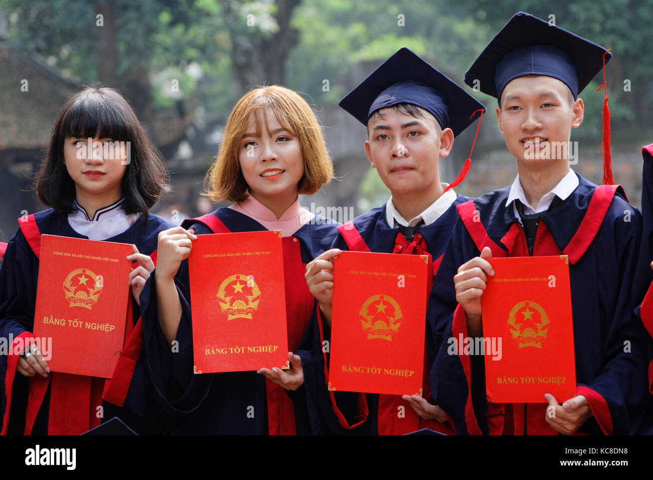 HANOÏ, VIETNAM, 23 octobre 2016 : des étudiants vietnamiens avaient des photographies dans le temple de la Littérature, dédié à Confucius. Le temple accueille Banque D'Images