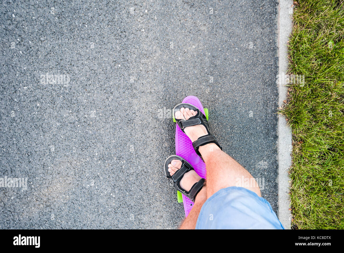 La balade sur la petite planche à roulettes couleur ou penny conseil. La vue de haut en bas avec des objectifs grand angle. Banque D'Images