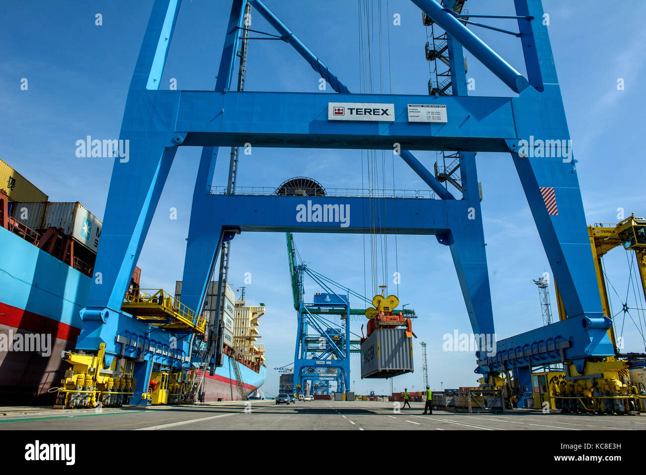 Fos-sur-Mer (sud-est de la France). 2015/04/24. Ou carrier terminal de Port de Marseille-Fos. Porte-conteneurs danois 'Maersk Newport' à quai * Banque D'Images