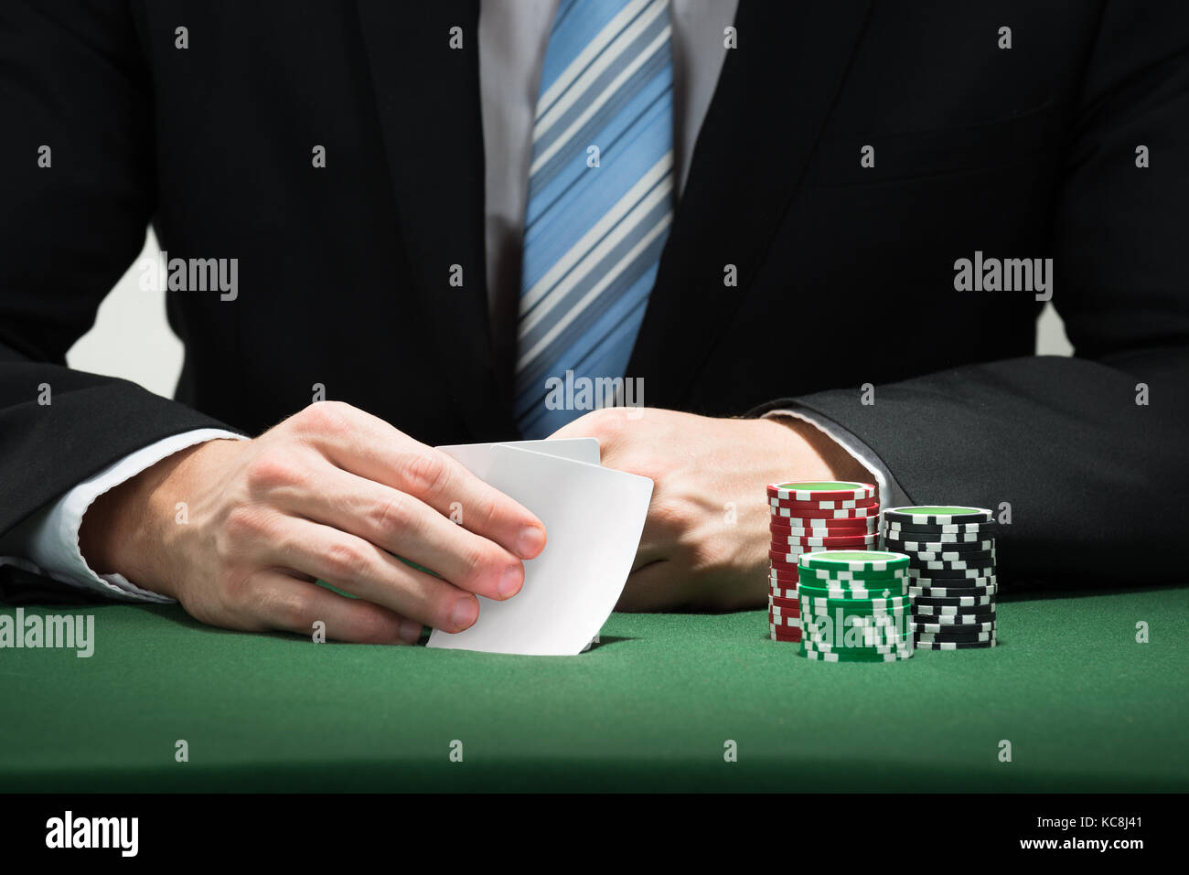 Close-up de poker player part avec cartes et puces Banque D'Images