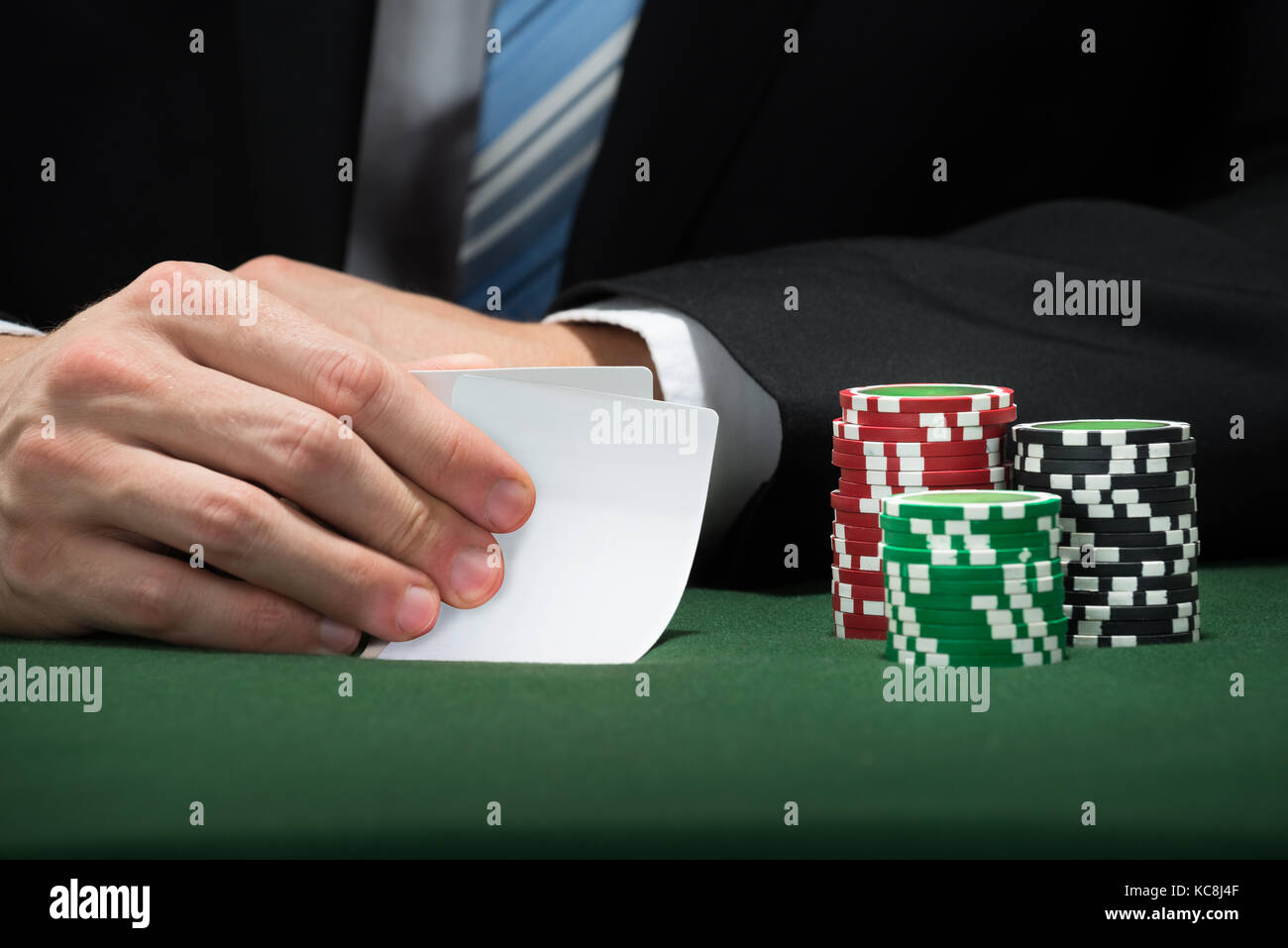 Close-up de poker player part avec cartes et puces Banque D'Images