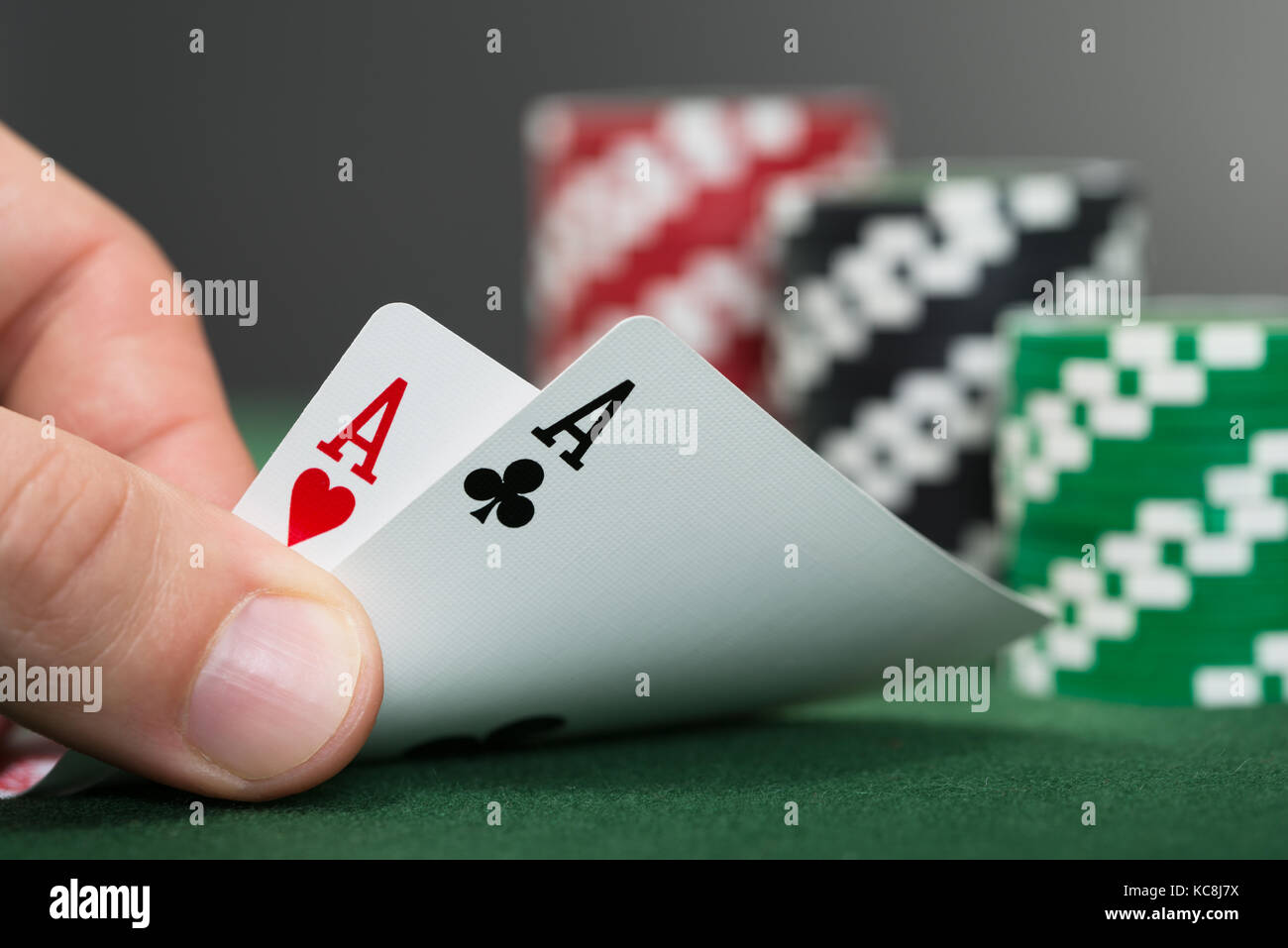 Close-up de Poker Player Deux cartes de levage Banque D'Images