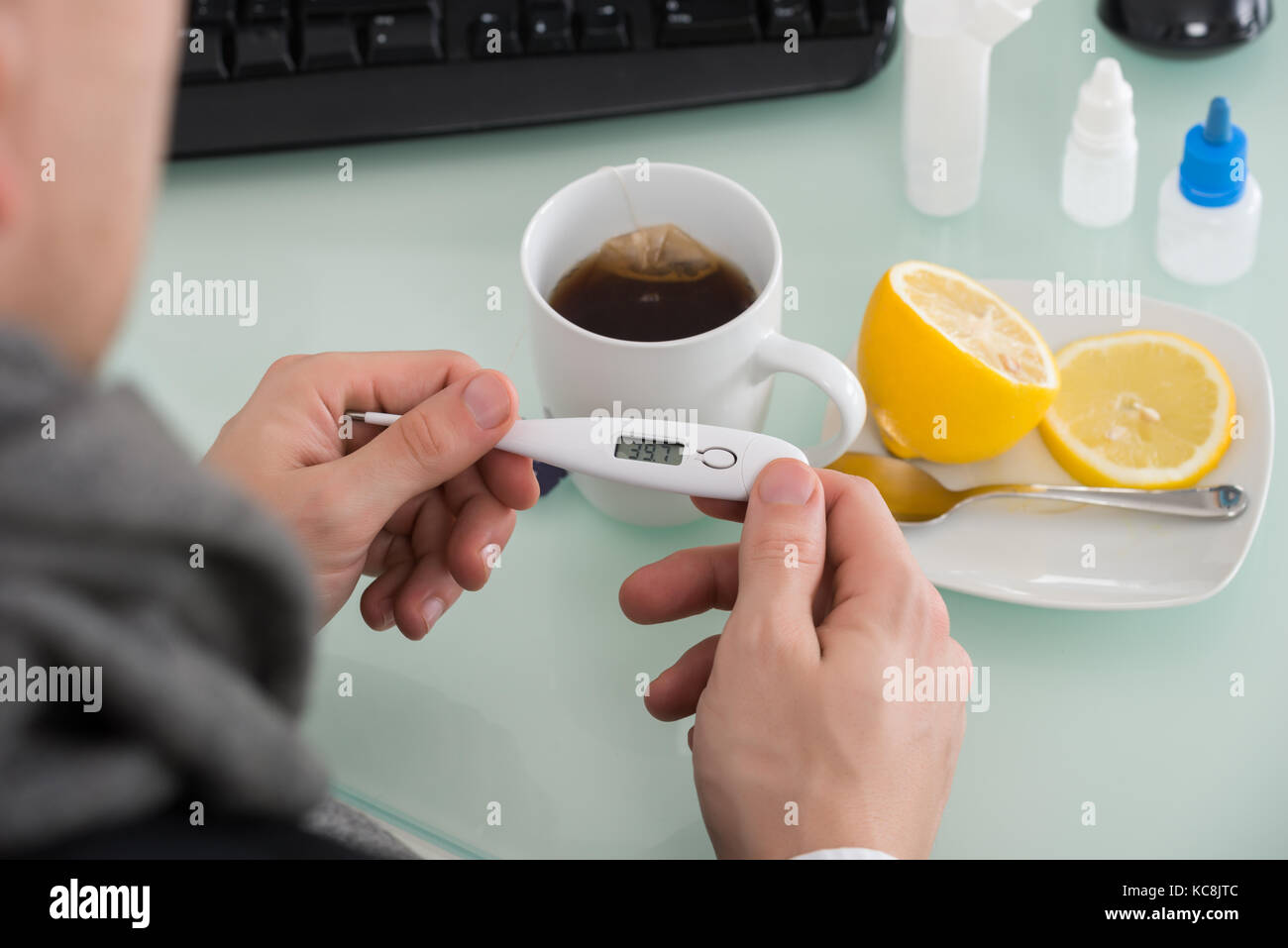 Close-up of Businessman souffrant du froid à la température au thermomètre en Banque D'Images