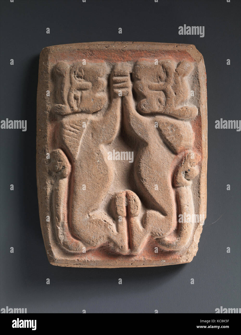 Baignoire Racloir, 12e-13e siècle, attribué à l'Iran, en faïence ; non, moulés en relief, H. 4 1/8 in. (10,5 cm), Céramique Banque D'Images