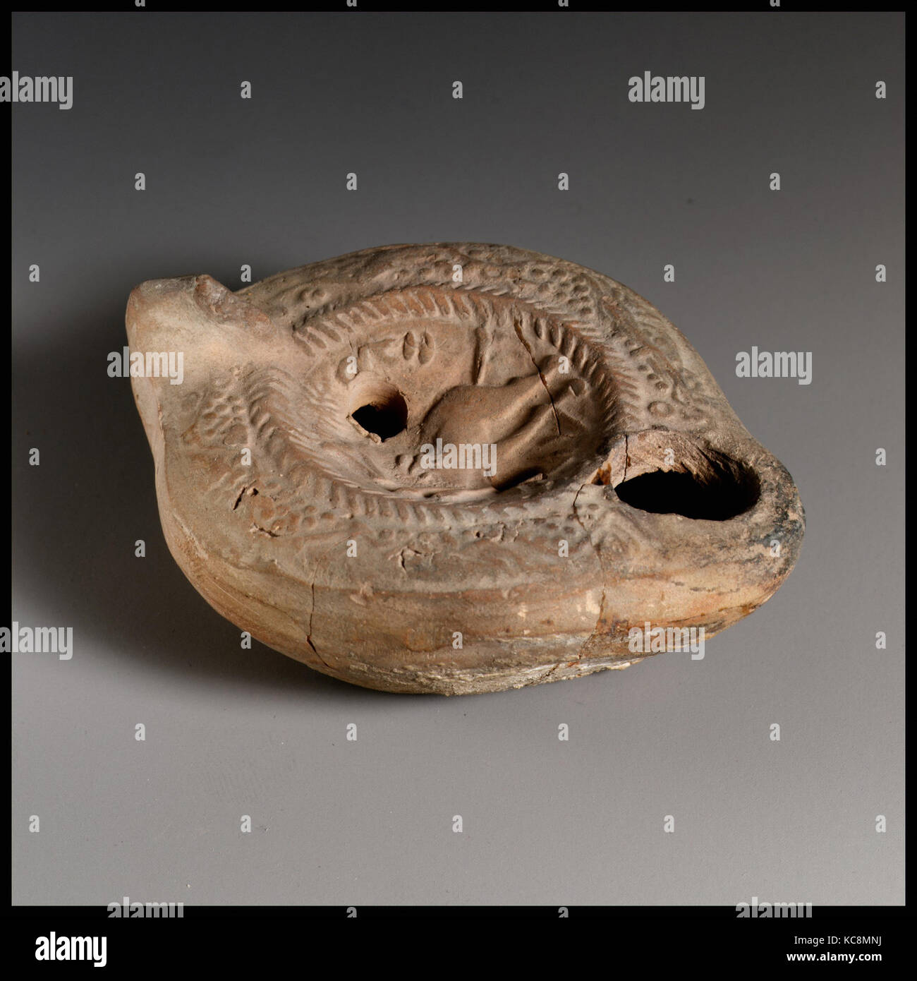 Lampe, Roman, chypriote, Terracotta, Total : 1 1/4 x 3 in. (3,2 x 7,6 cm), terres cuites Banque D'Images