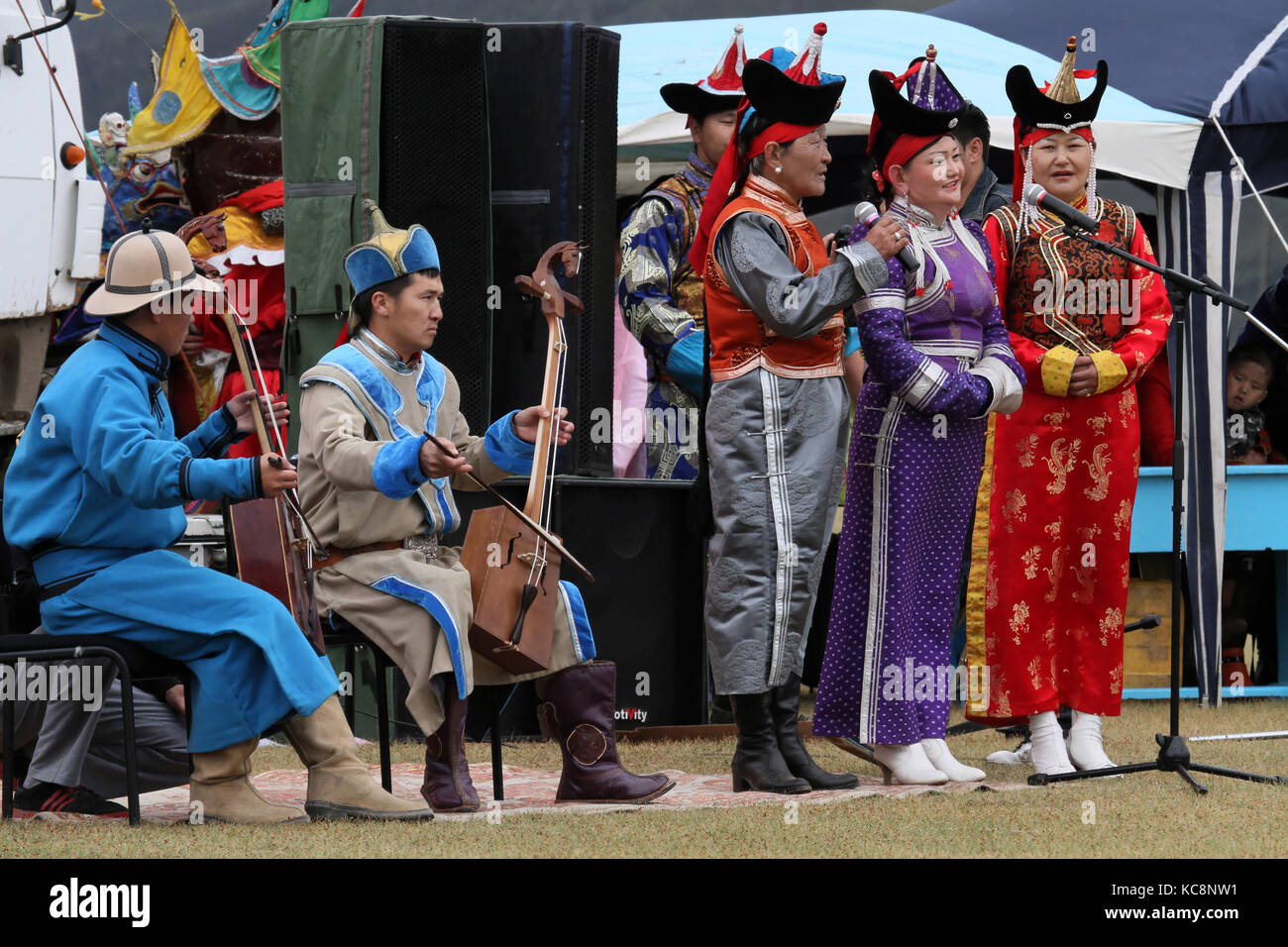 KHARKHORIN, MONGOLIE, JUILLET, 8 - au cours de musiciens traditionnels midsummer festival Naadam, le 8 juillet 2013 à Kharkhorin, la Mongolie. Le Naadam est inscrit o Banque D'Images