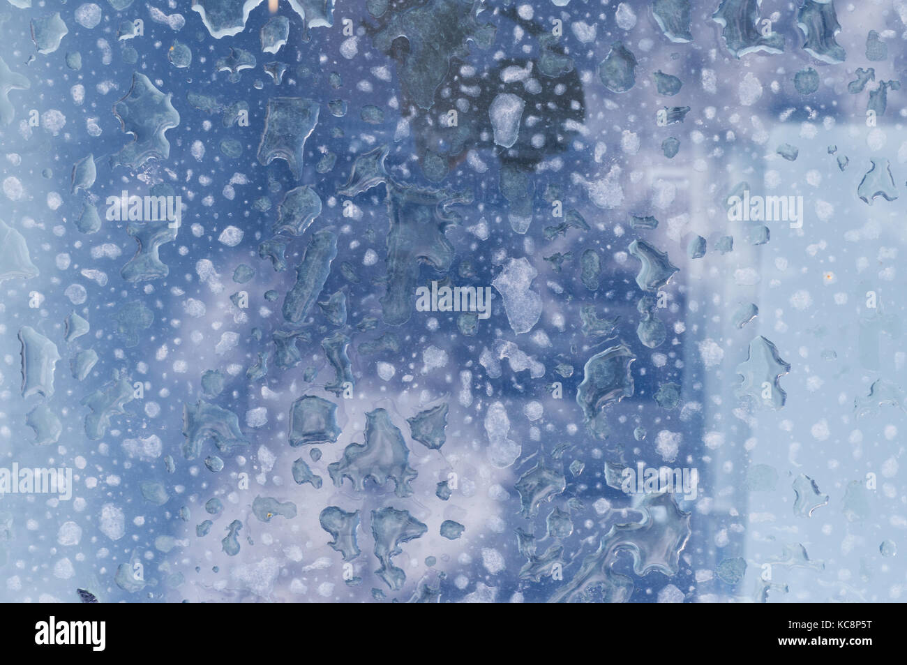 Gouttes d'eau sur la vitre. la texture, l'arrière-plan. Banque D'Images