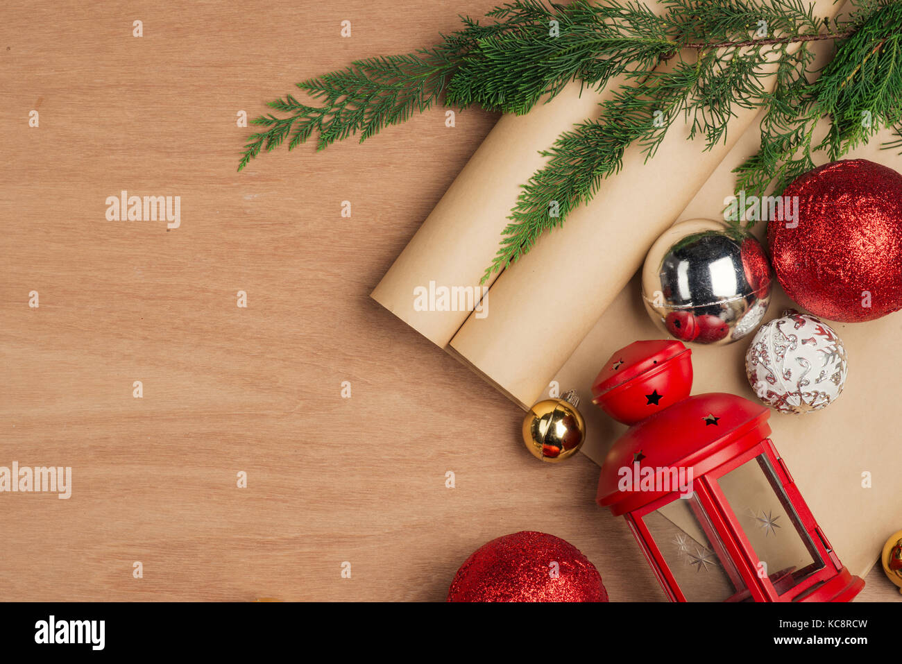 Fait main cadeau de Noël cadeaux et outils sur fond de bois Banque D'Images
