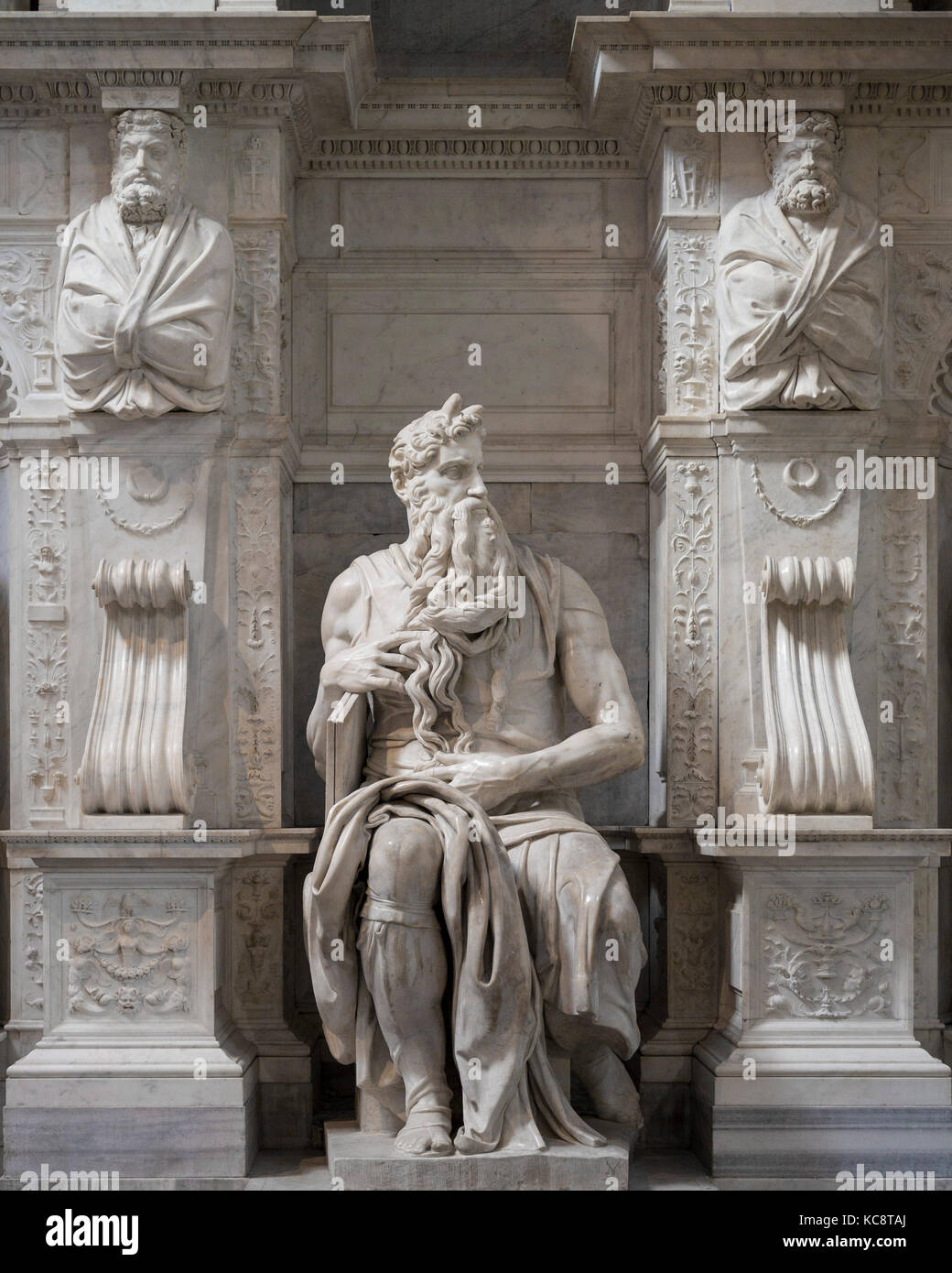 Rome. L'Italie. Sculpture de Moïse par Michel-Ange sur le tombeau du pape Jules II, Basilica di San Pietro in Vincoli. Moïse sculpture (ca. 1513-1516) par Banque D'Images