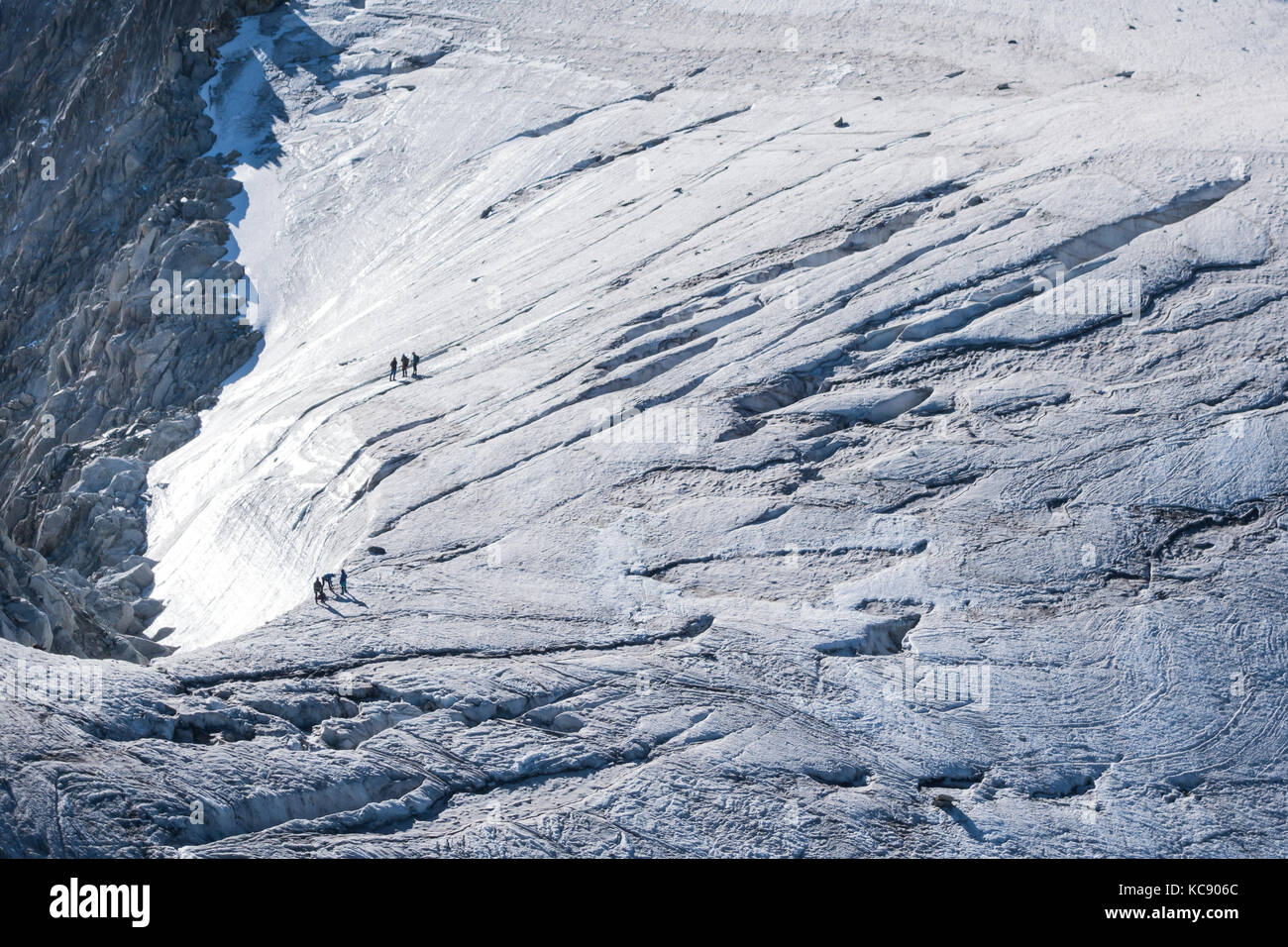 Des groupes de randonneurs alpinistes fixée avec des cordes de passage entre crevasses sur glacier du argentiere en été Banque D'Images