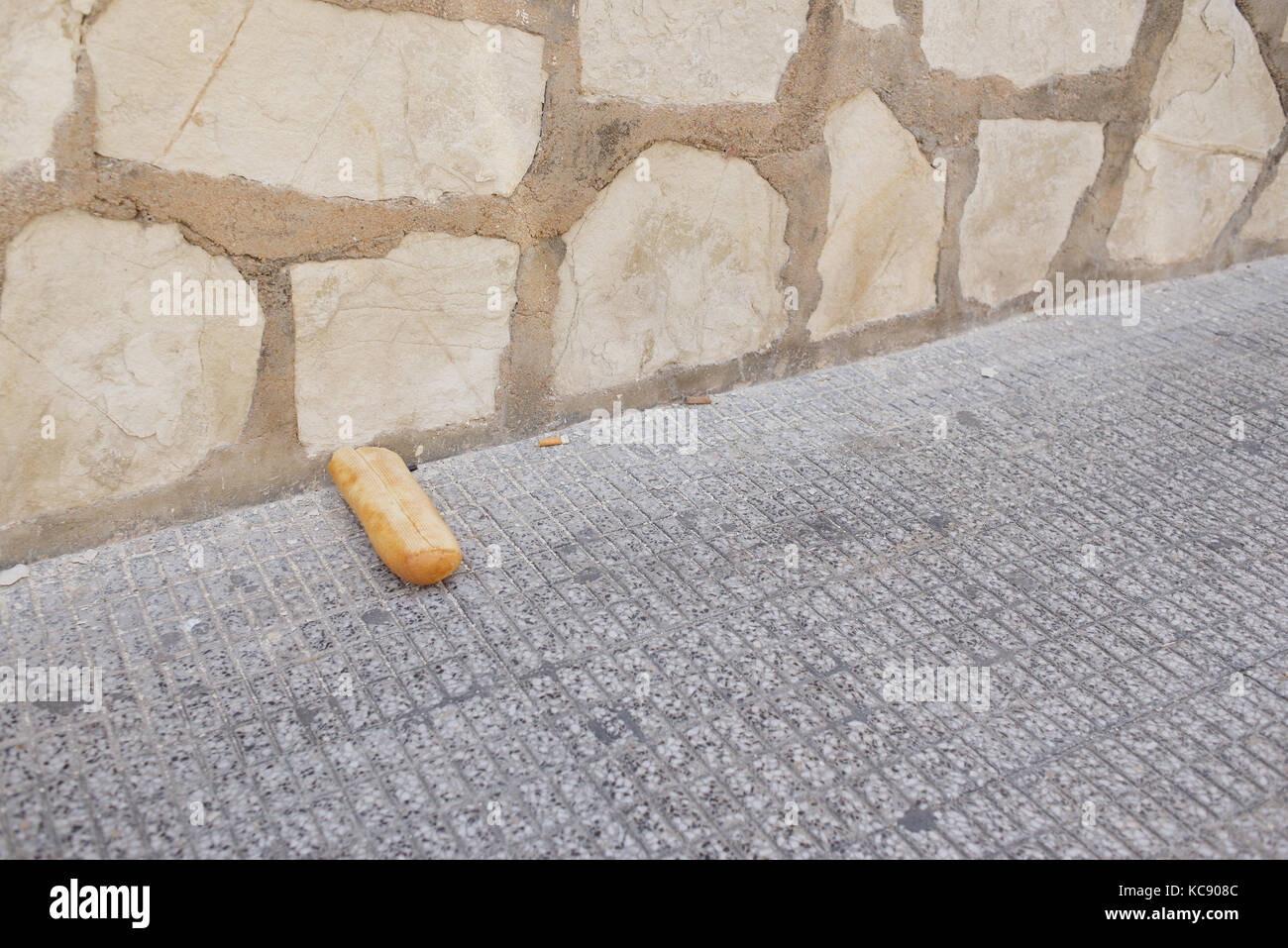 Résumé - les ordures dans la rue - nourriture et la cigarette Banque D'Images