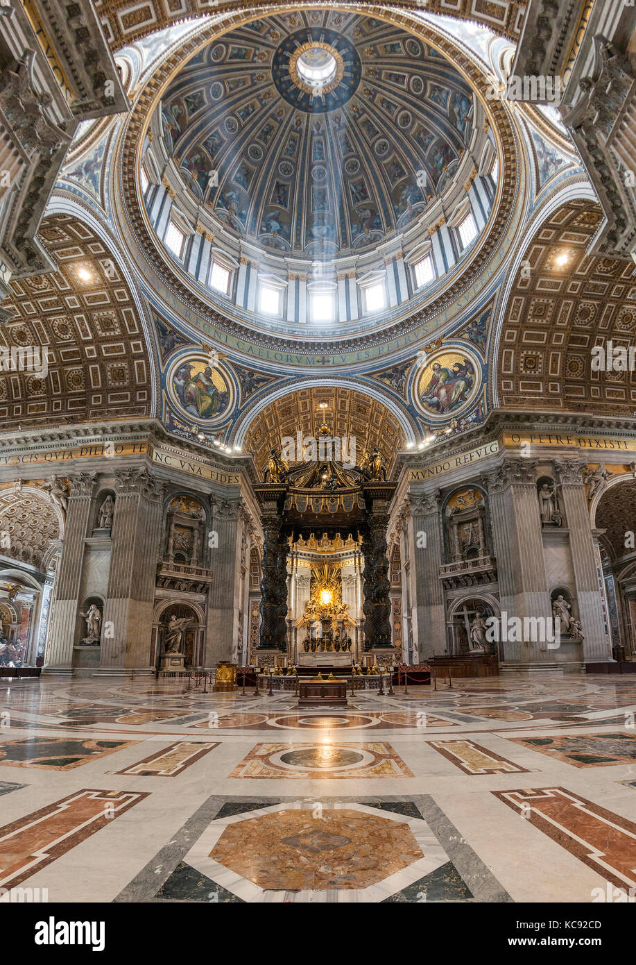 Intérieur et dôme de la Basilique St Pierre dans la Cité du Vatican à Rome. Banque D'Images