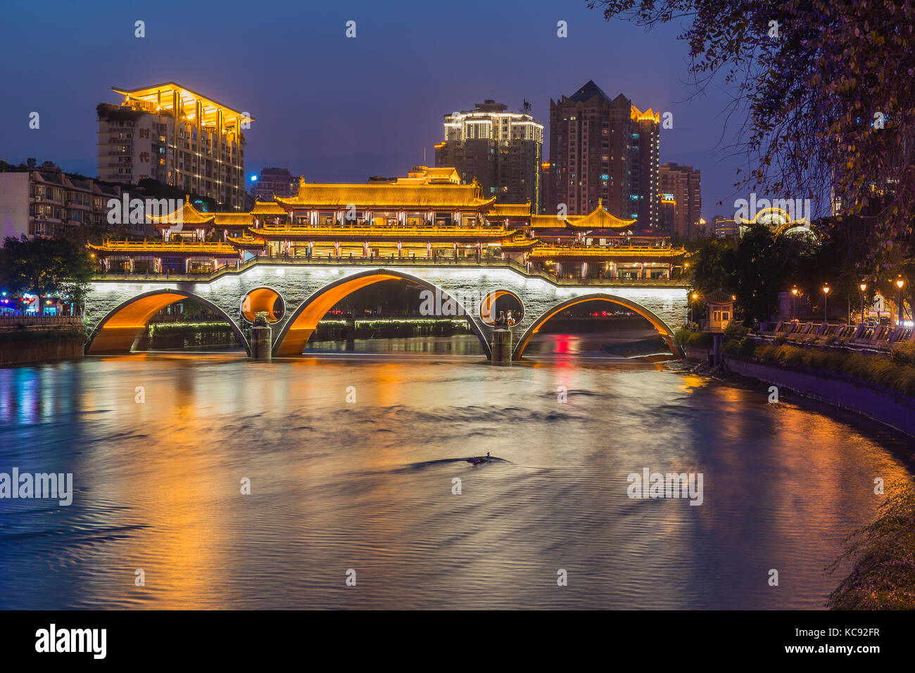 Beau pont anshun à Chengdu, Sichuan, en feu avec des lumières pendant le crépuscule. Banque D'Images