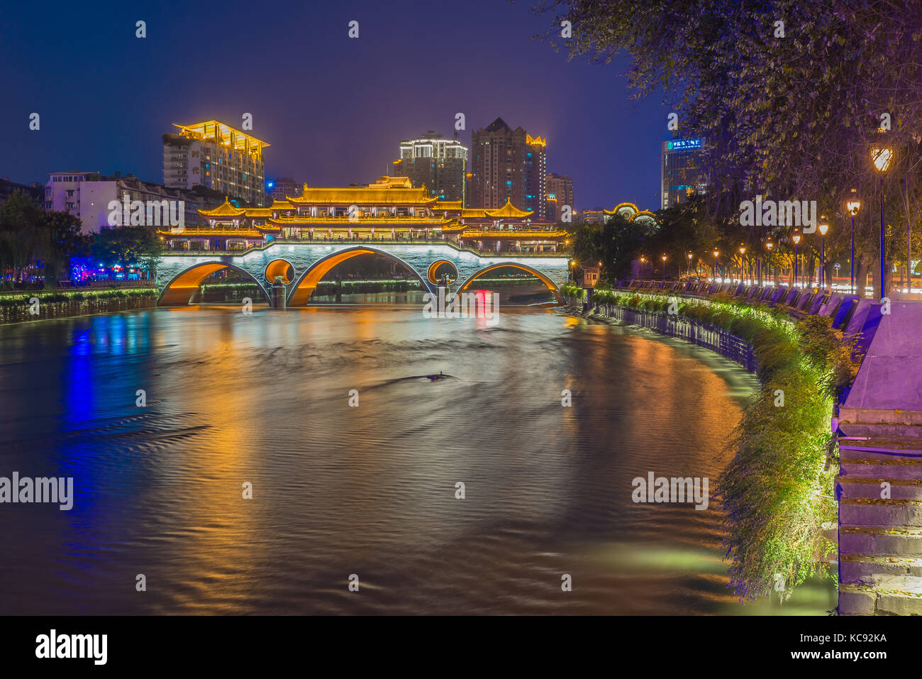 Beau pont anshun à Chengdu, Sichuan, en feu avec des lumières pendant le crépuscule. Banque D'Images