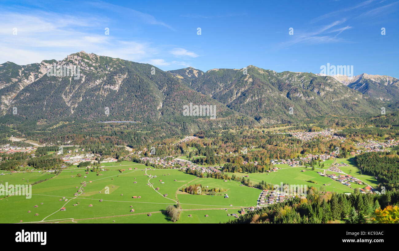 Paysage aérien avec frais vert prairie de pâturage dans la vallée des Alpes bavaroises Banque D'Images