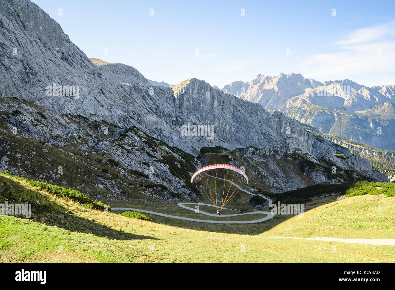 Paysage alpin avec parapente vol stationnaire dans les montagnes des Alpes bavaroises Banque D'Images